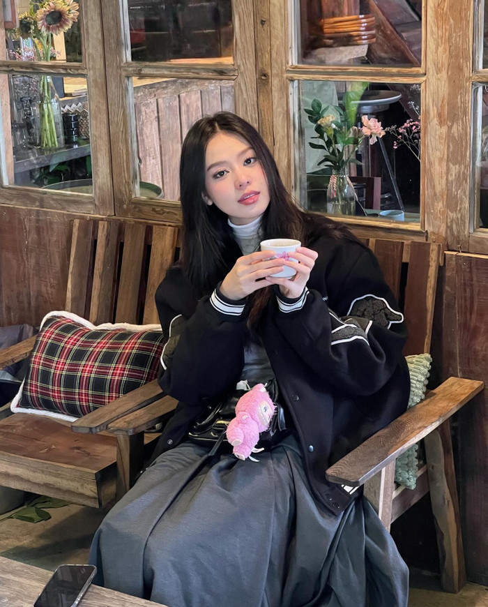 Hoa hậu Thanh Thủy kết hợp phụ kiện Labubu với chiếc túi bình dân.