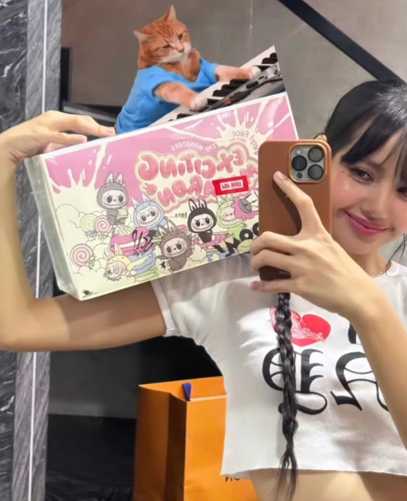 Lisa đưa Labubu thành xu hướng khuấy đảo giới trẻ toàn cầu.