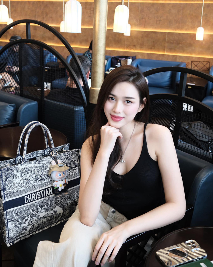 Đỗ Thị Hà xuống phố với mẫu túi tote hàng hiệu, kích thước lớn và có giá trị khoảng 100 triệu đồng. Mẫu túi của nàng hậu xứ Thanh còn được tạo điểm nhấn bởi phụ kiện móc khoá Labubu theo tông màu trắng.