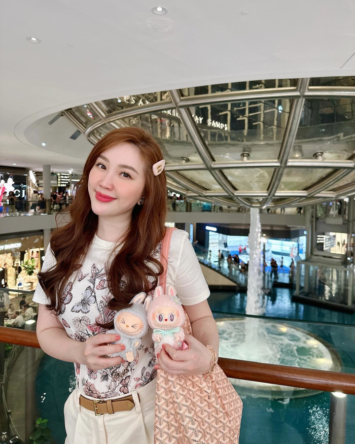 Bảo Thy xuất hiện với phong cách trẻ trung, mang đậm tinh thần Y2K của những thập niên 2000. Nữ ca sĩ cũng khéo léo 'bắt trend' khi mang liền 2 mẫu Labubu đính kèm theo túi xách.