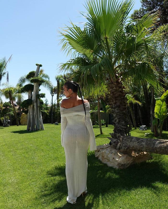 Dù chọn một chiếc đầm với thiết kế tối giản về màu sắc, song bạn gái Ronaldo đã khéo léo biến bộ trang phục trở nên nổi bật nhờ vào cách lựa chọn kiểu dáng và phụ kiện. Cô nàng cũng không quên kết hợp cùng những đôi hoa tai lớn, tạo nên sự hài hòa và cân đối cho tổng thể trang phục.