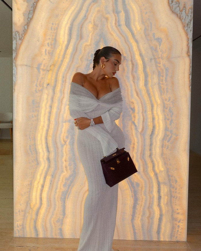 Để hoàn thiện bộ trang phục, bạn gái Ronaldo còn kết hợp cùng một chiếc túi Hermès Kelly Sellier 28 Black Madame Gold Hardware. Đây là một trong những mẫu túi xách xa xỉ bậc nhất của Hermès, với giá trị hơn 30 nghìn đô (gần 800 triệu đồng). Chiếc túi không chỉ làm điểm nhấn cho trang phục, mà còn thể hiện đẳng cấp và sự tinh tế trong gu thời trang của Georgina.