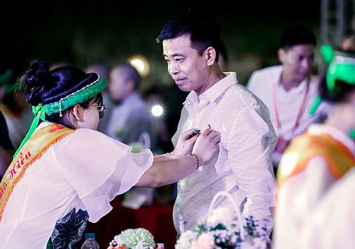 Con cài lên ngực cha bông hồng, bày tỏ lòng biết ơn đến công ơn sinh thành