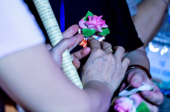 'Bông hồng cài áo' là nghi thức mang tính chất tôn vinh cao nhất trong dịp lễ Vu Lan báo hiếu