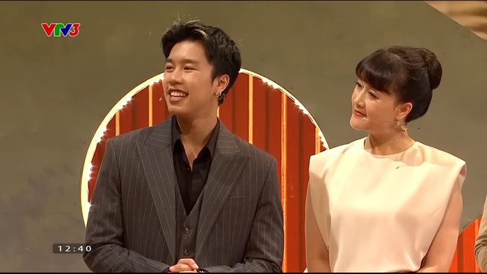 Hình ảnh nghệ sĩ Vân Dung và con trai tại chương trình. Ảnh: Chụp màn hình