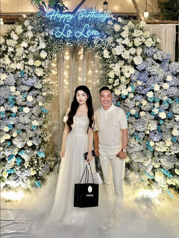 Các khách mời tham dự tiệc sinh nhật 18 tuổi của con gái Quyền Linh cũng mang tặng cô không ít những túi quà đến từ các thương hiệu xa xỉ hàng đầu thế giới như Dior, Channel,...