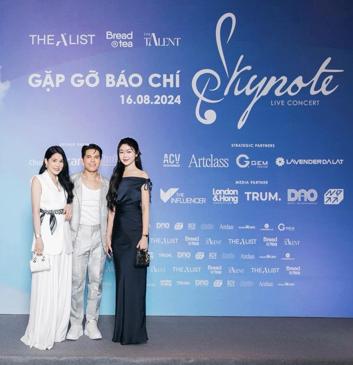 Xuất hiện cùng mẹ tại sự kiện, ái nữ nhà Quyền Linh xách kèm chiếc túi Mini Lady Dior Bag. Được biết tại thị trường Việt Nam, để sở hữu chiếc túi này, chủ nhân phải chi đến 150 triệu đồng. Đây cũng là mẫu túi bán chạy nhất của thương hiệu thời trang cao cấp Christian Dior.