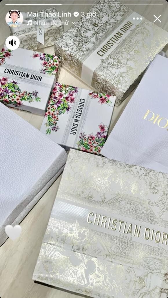 Dù chỉ mới 18 tuổi nhưng ái nữ nhà Quyền Linh từng đăng story trên trang cá nhân 'khoe' một góc toàn những chiếc hộp đắt đỏ nhà Christian Dior - mơ ước của biết bao cô gái. Đây có vẻ như cũng là thương hiệu thời trang xa xỉ mà Lọ Lem rất ưu ái.