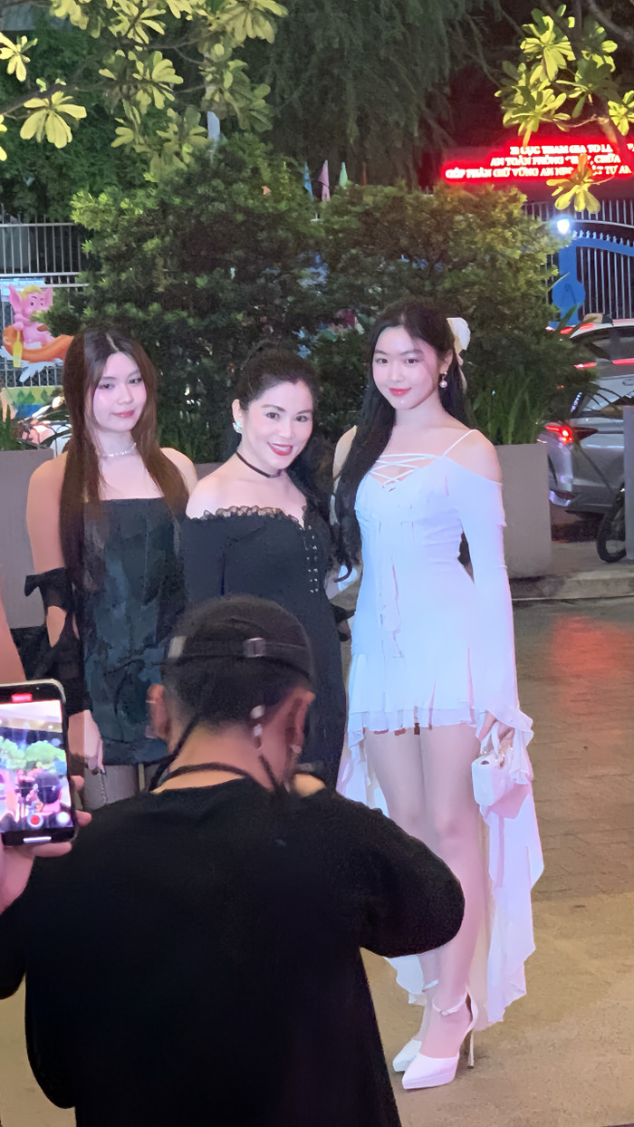 Trước đây trong nhiều lần tham gia sự kiện cùng mẹ, Lọ Lem cũng gây bất ngờ khi diện một chiếc túi thuộc dòng D-Joy size micro có giá bán 100 triệu đồng tại Việt Nam. Tuy nhiên theo chia sẻ của bà xã Quyền Linh, những chiếc túi hiệu này phần lớn cô 'mượn' của mẹ và một số khác là do cô gái nhỏ được tặng.