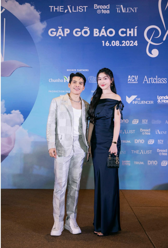 Bên cạnh đó trong những tấm ảnh chụp cận có thể thấy, mỹ nhân nhí nhà MC Quyền Linh đang diệnhiếc đồng hồ Première Édition Originale đến từ thương hiệu Chanel. Theo chia sẻ của Lọ Lem đây là một món quà mà cô được tặng nhân dịp sinh nhật năm nay. Giá trị của chiếc đồng hồ đến từ thương hiệu thời trang đình đám này là hơn 100 triệu đồng.