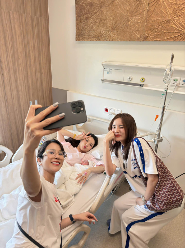 Cùng đến thăm bạn thân Lucie Nguyễn sinh em bé thứ hai nhưng Kỳ Duyên - Minh Triệu không có tấm ảnh chung nào.