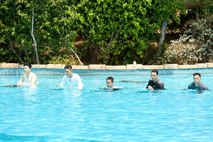 5 chàng trai trong thử thách bơi. Trần Mạnh Kiên giành chiến thắng. 