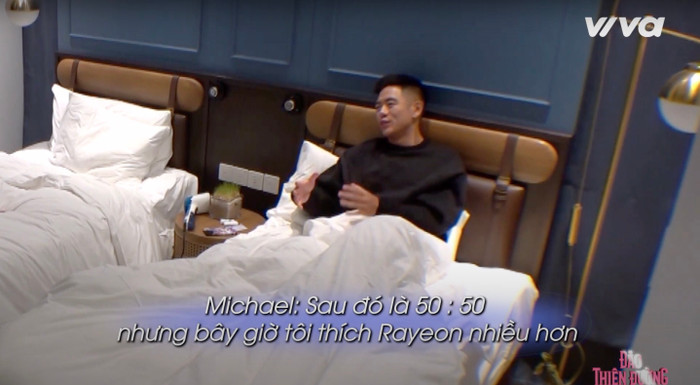 Michael Trương tâm sự với Minuk ở phòng riêng sau khi nhận kết quả bỏ phiếu trái tim. 