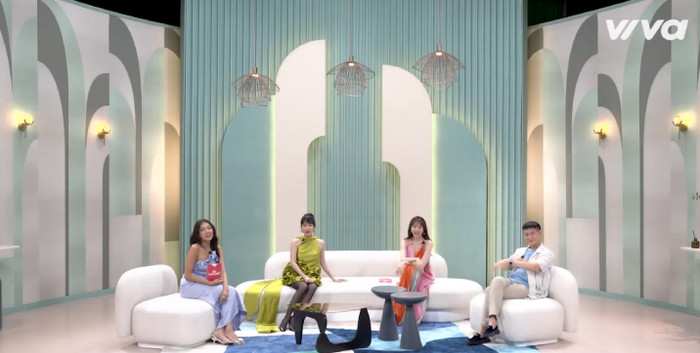 Ban bình luận dõi theo các người chơi trong những phần thi đấu để giành điểm, có cơ hội đi hẹn hò.