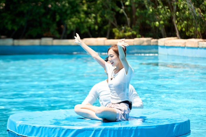 Yuna, với vóc dáng nhỏ nhắn của mình, đã gây ấn tượng mạnh khi đẩy tất cả đối thủ xuống nước, giành chiến thắng đầy bất ngờ.