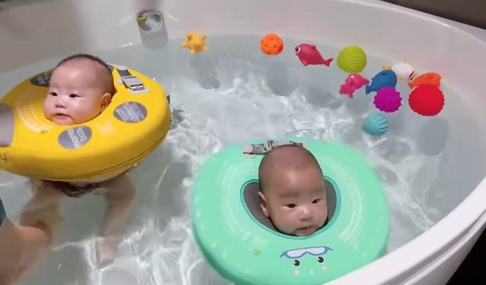 Hai con của Phương Oanh và Shark Bình được bố mẹ đưa đi bơi khi 3 tháng tuổi.