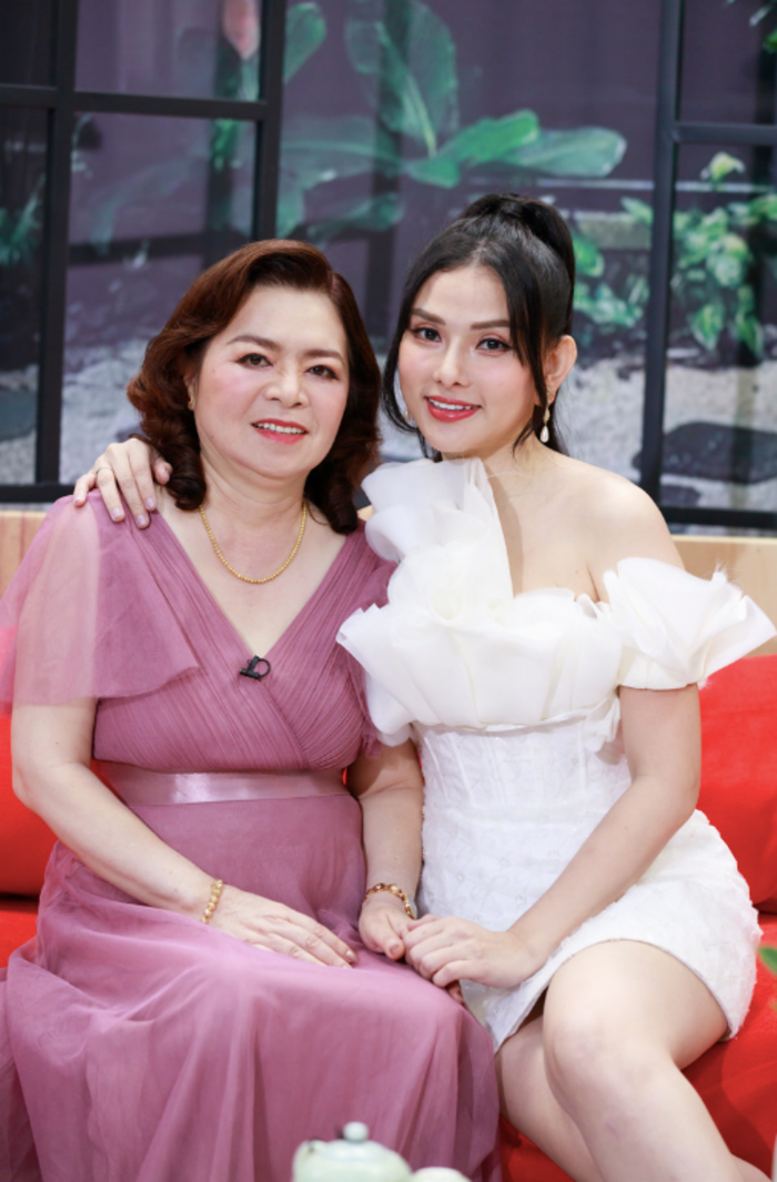 Thu Thuỷ được mẹ chồng treo thưởng bất động sản hơn 10 tỷ đồng để khuyến khích sinh thêm con. 