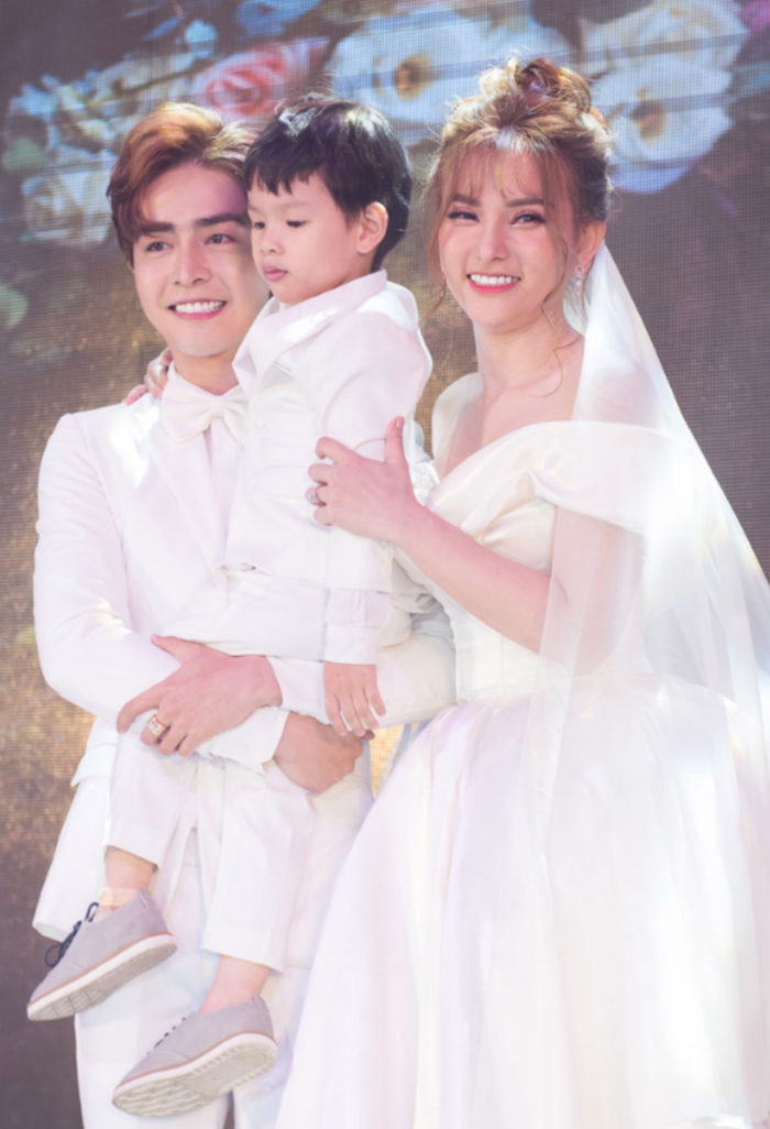 Năm 2019, Ca sĩ Thu Thuỷ tái hôn với Kin Nguyễn, kém cô 10 tuổi. Anh hết mực yêu thương, chăm sóc con riêng của vợ. 