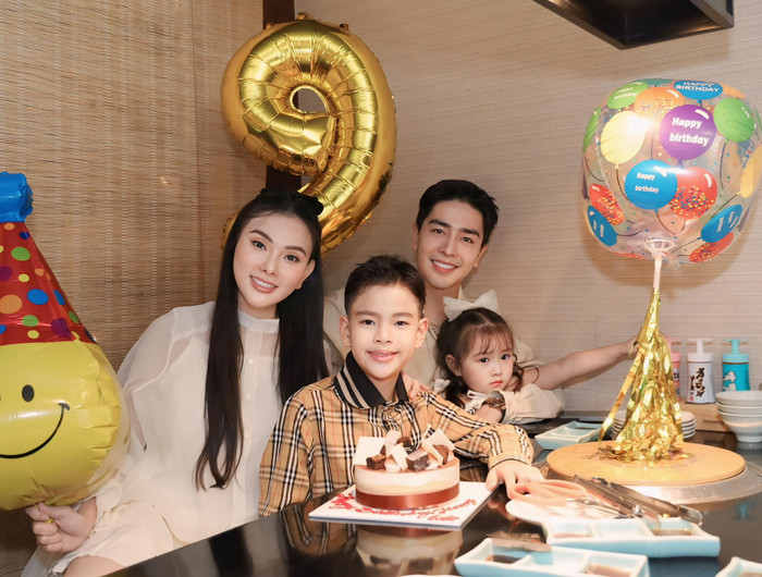 Trải qua 6 năm về chung nhà, nữ ca sĩ có cuộc sống hạnh phúc, bình yên bên chồng và hai con. 