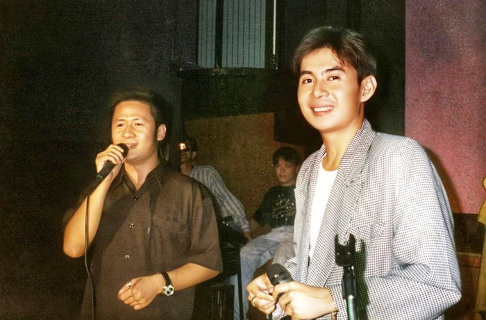 Nam ca sĩ trong một buổi diễn cùng Bằng Kiều.