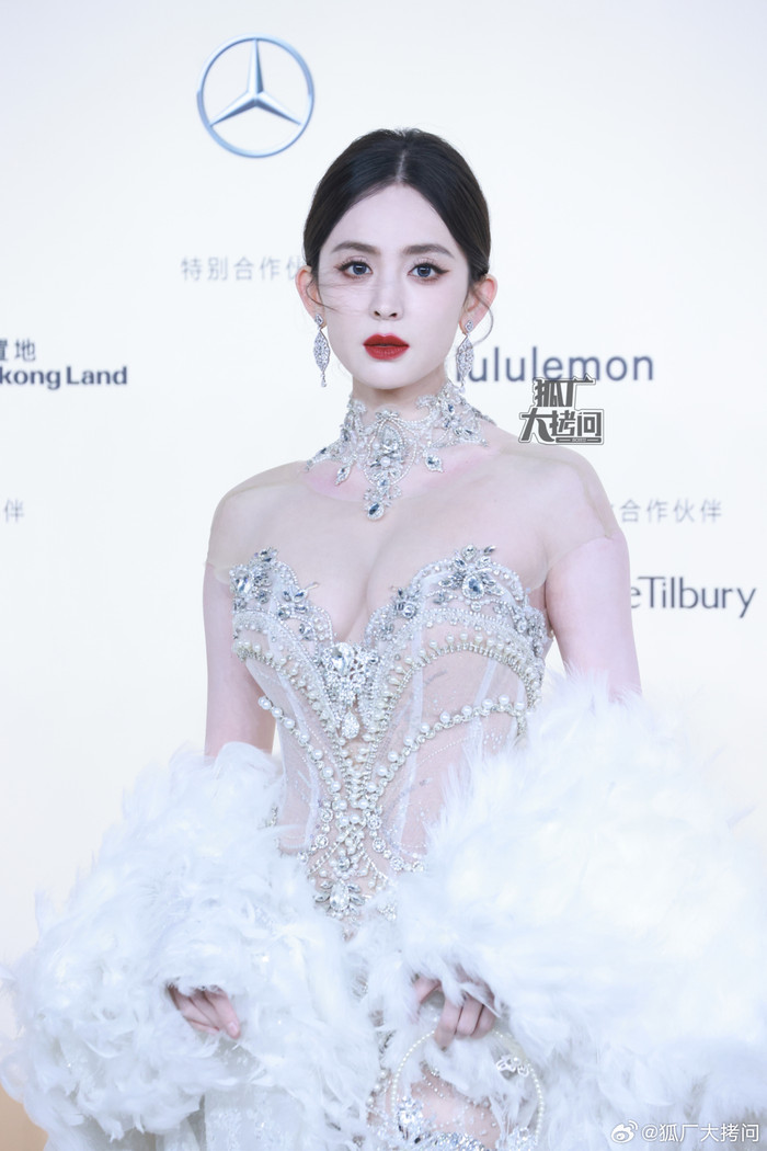 Cnet thích nhan sắc của Địch Lệ Nhiệt Ba hay Cổ Lực Na Trát hơn? Ảnh 2