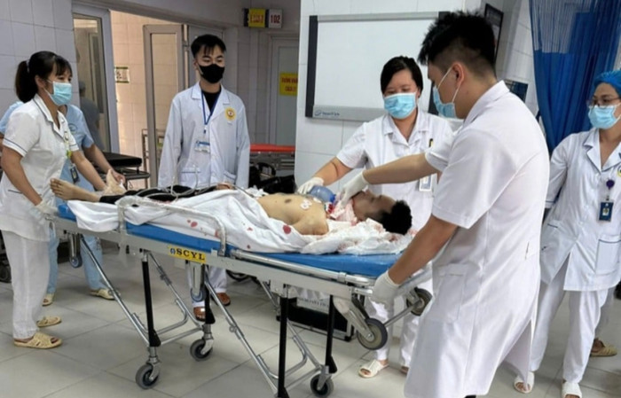 Nghi phạm được đưa vào bệnh viện cấp cứu với tình trạng nguy kịch. Ảnh: Báo Pháp luật Việt Nam.