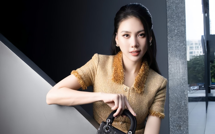 Đẳng cấp quý cô: Bùi Quỳnh Hoa sang chảnh với đồng hồ hơn 2 tỉ đồng Ảnh 2