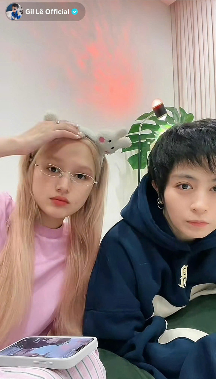 Xoài Non - Gil Lê xuất hiện cùng nhau trên sóng livestream.