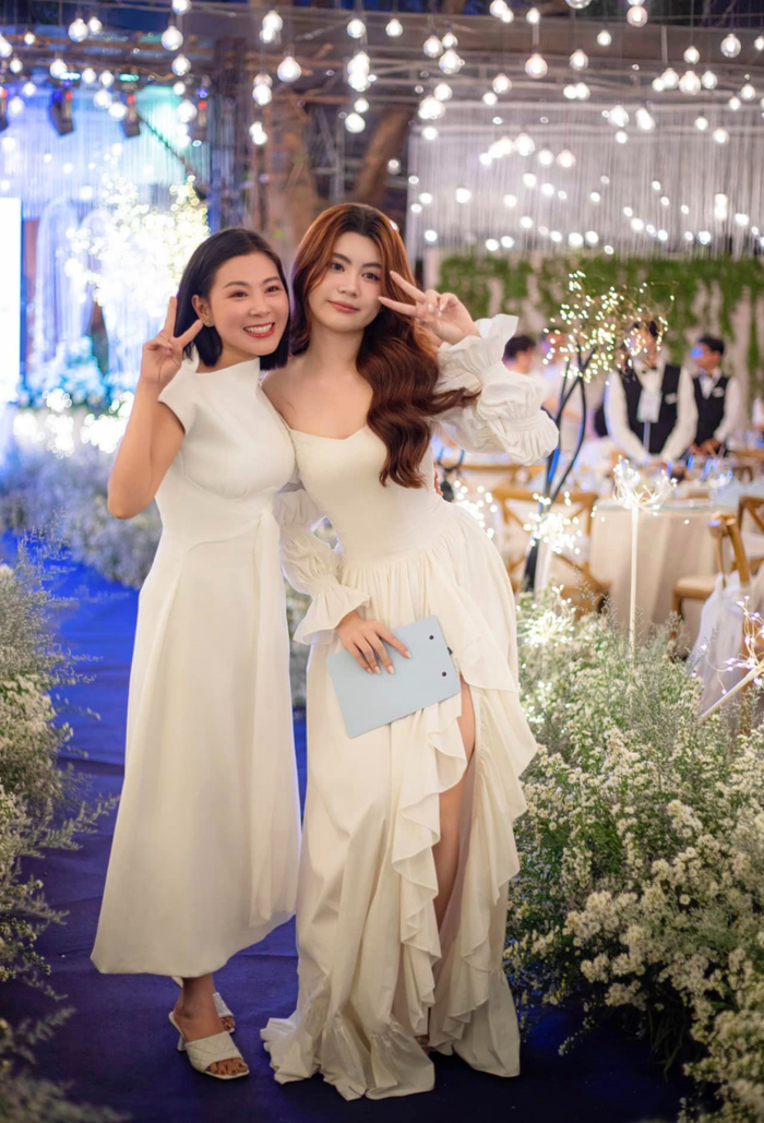 Trong tiệc sinh nhật của chị gái, Hạt Dẻ vẫn chiếm spotlight với chiếc đầm trễ vai nhún bèo, xẻ tà. Ngoài ra, cô bé còn chỉnh tóc sóng nước theo 'kiểu hoa hậu' vô cùng yêu kiều. 