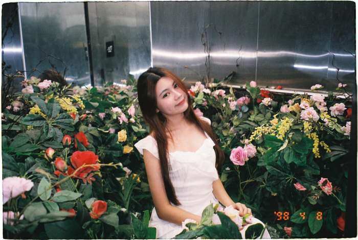 Thường xuyên diện váy hở cổ, Hạt Dẻ không tạo cảm giác phản cảm vì trang phục có độ trễ vừa vặn. 