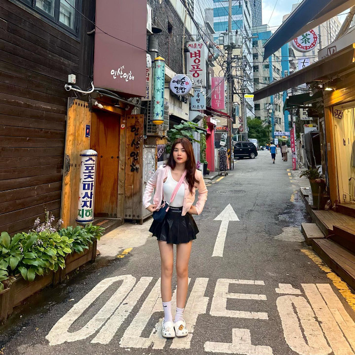 Chỉ mới 16 tuổi, con gái út của Quyền Linh lại có chiều cao ấn tượng cùng đôi chân dài thon thả. Đây là ưu điểm giúp cô bé 'cân đẹp' mọi loại váy đầm ngắn. 