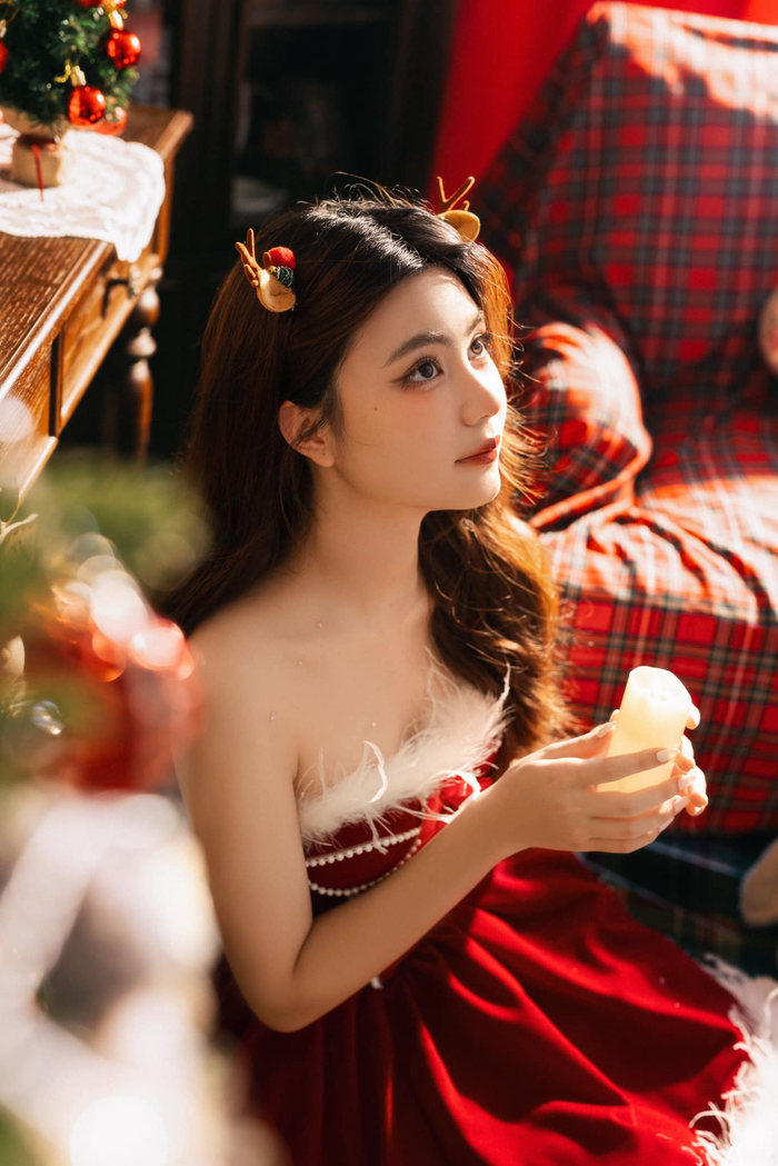  Trong bộ ảnh đón giáng sinh, Hạt Dẻ diện đầm cúp ngực màu đỏ viền lông vũ khéo tôn lên vai trần thon gọn cùng làn da sáng mịn. Con gái út Quyền Linh được đánh giá có nhan sắc cá tính, riêng biệt hơn so với chị Lọ Lem nhưng vẫn giữ được nét hồn nhiên.