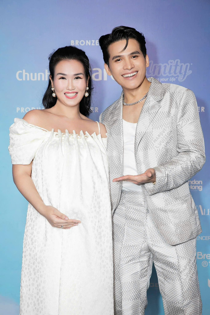 Võ Hạ Trâm đến chúc mừng Quốc Thiên trong dự án mới.