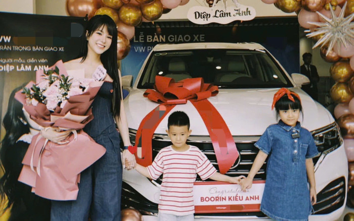 Diệp Lâm Anh nở nụ cười tươi rói, hạnh phúc nhận xế hộp cùng các con. Ảnh: FBNV