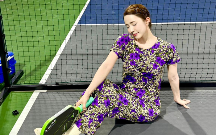 Dù mặc đồ bộ màu tím, Quỳnh Nga vẫn tự tin 'thả dáng'. Ảnh: FBNV