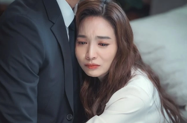 Năm 2021, Lee Min Young đóng vai 'tiểu tam' So Won trong bộ phim Love (ft. Married And Divorce).