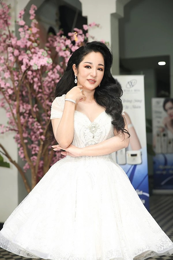 9 năm trước, Thúy Nga từng tố một người đàn ông lấy 350.000 đô của cô.