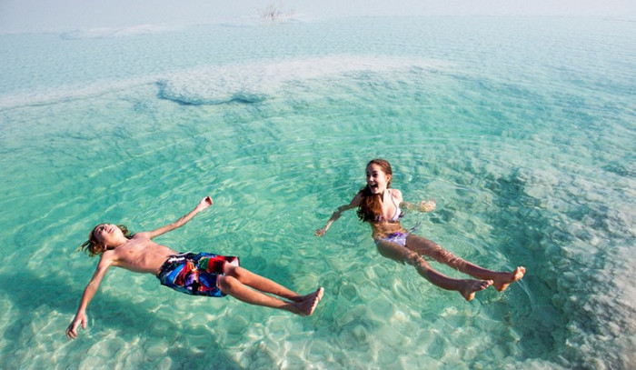 Bơi lội là môn thể thao giúp ích nhiều cho việc giảm cân và tăng chiều cao. Ảnh minh họa