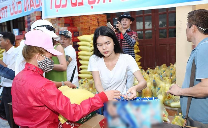 Ngọc Trinh rất chăm chỉ với các hoạt động thiện nguyện.