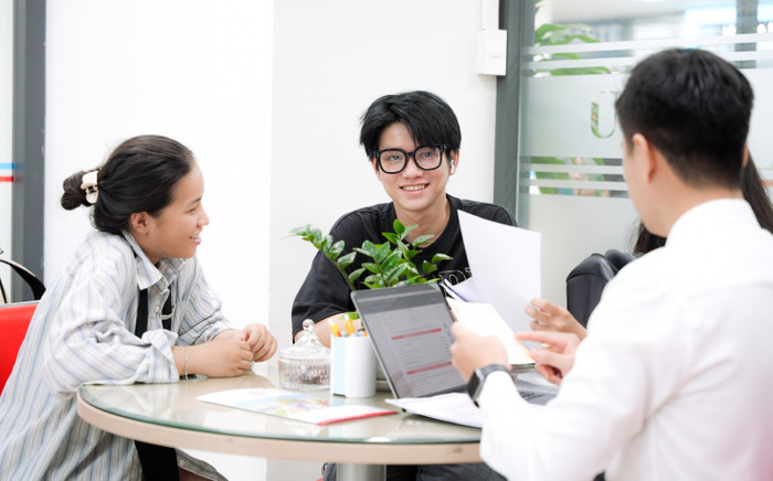 Điểm chuẩn ĐH Kinh tế Tài chính TP.HCM: Có ngành tăng đến 4 điểm so với mức điểm sàn Ảnh 2