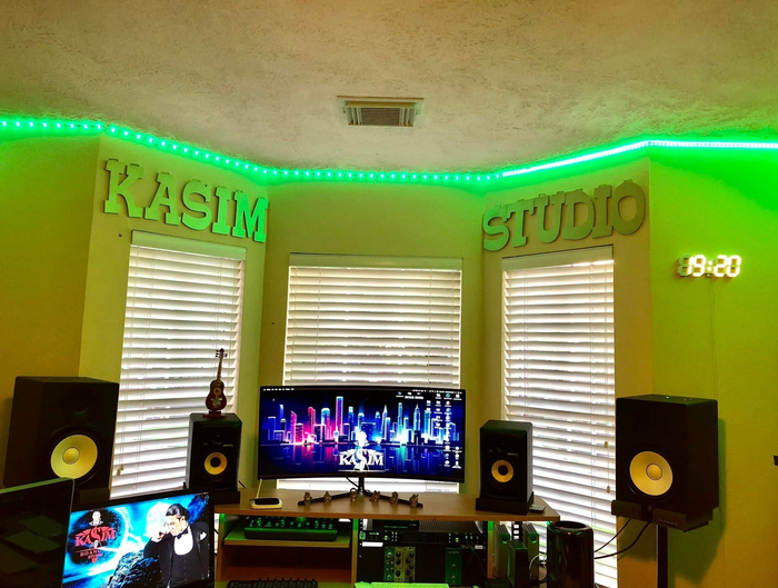 Anh còn sở hữu phòng thu riêng.