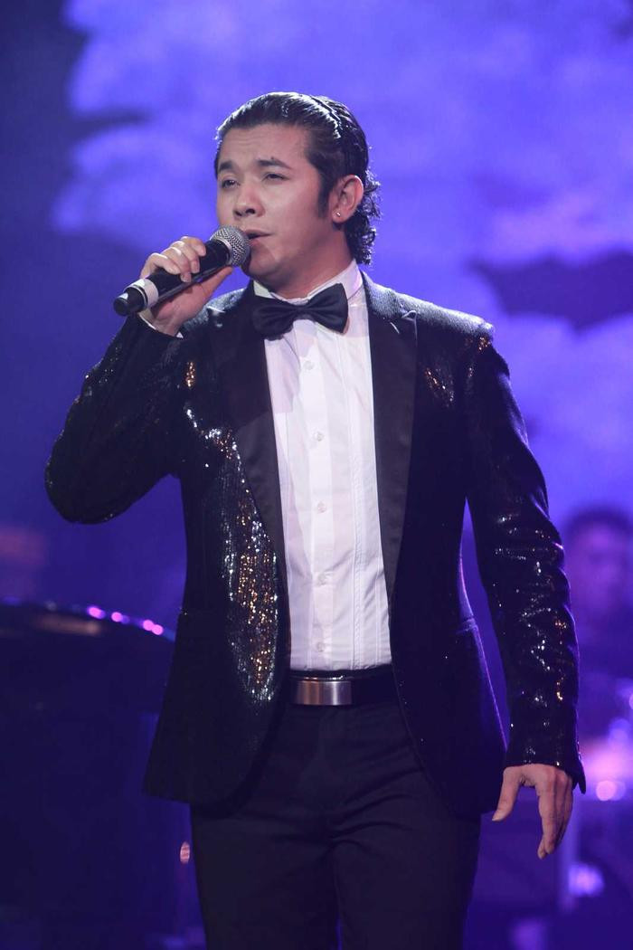 Trước khi sang Mỹ, nam ca sĩ nổi tiếng với giọng hát khoẻ, thần thái phong trần.