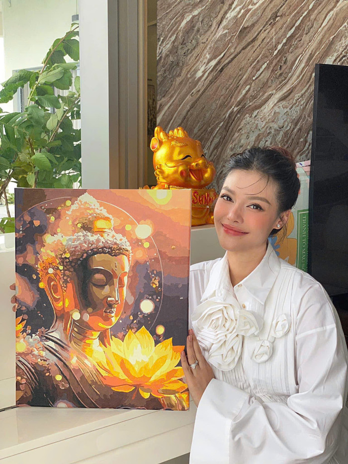 Kiều Loan xuất hiện với trang phục rộng giấu dáng.