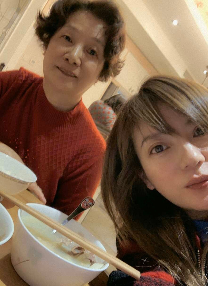 Mẹ Triệu Vy đã trải qua nhiều biến cố trong những năm qua.