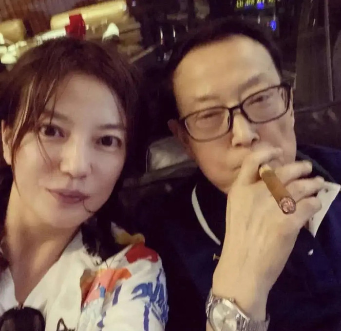 Không bao lâu sau khi Triệu Vy bị phong sát thì bố cô cũng qua đời.