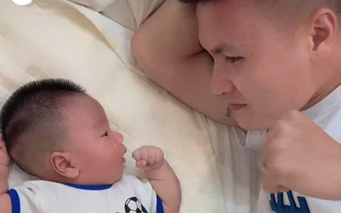 Quang Hải 'flex' trình chăm con cực khéo Ảnh 2
