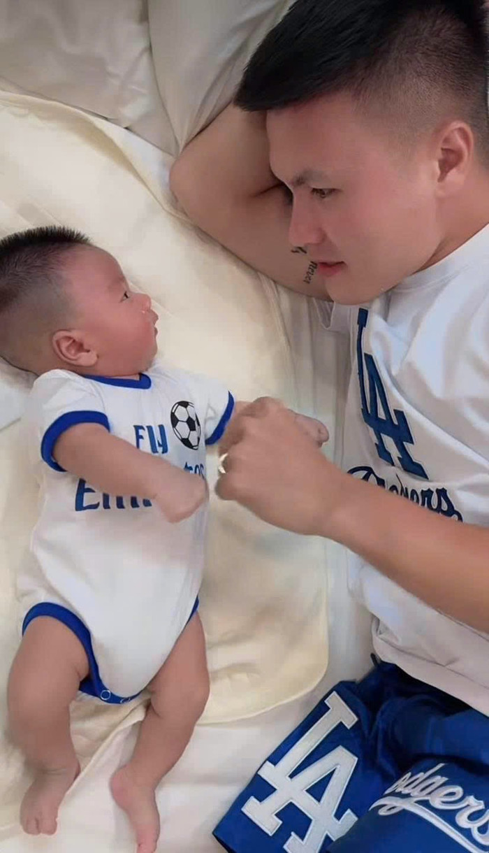 Cậu bé thích thú khi được bố hỏi chuyện.