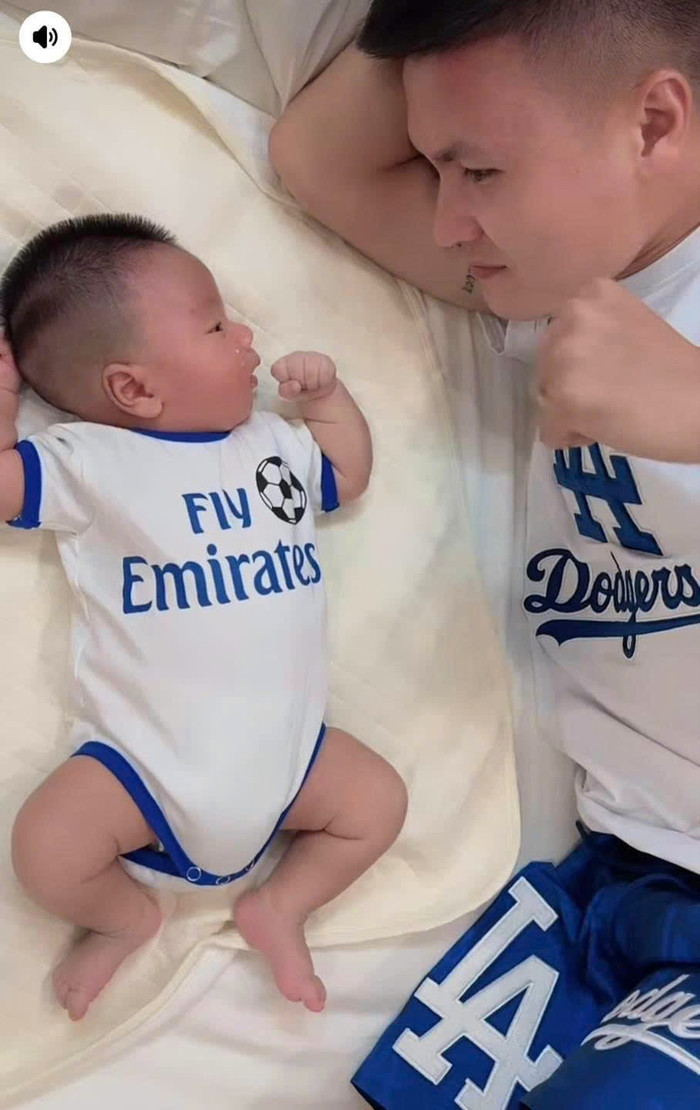 Quang Hải dành thời gian rảnh rỗi chăm con.