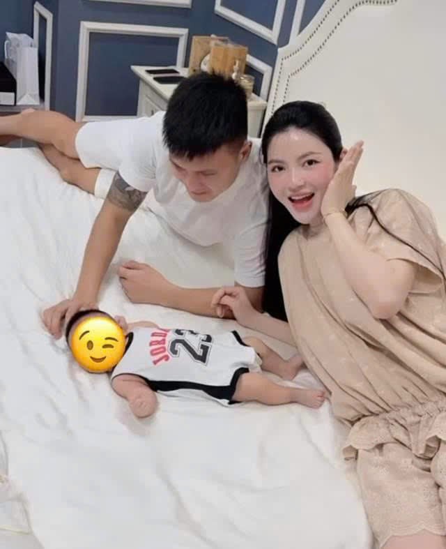 Vợ chồng Quang Hải tất bật chăm con.