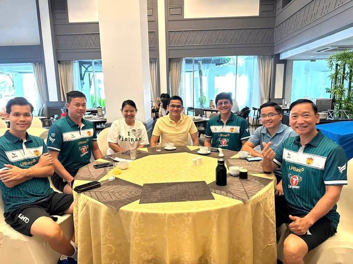 HLV Kiatisuk đã tái ngộ lãnh đạo và ban huấn luyện HAGL tại Thái Lan. Ảnh: Anh Nguyễn